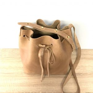 Ledertasche beige nature Umhängetasche Bucket Bag mit Zug. Mittelgroße, handgefertigte Damentasche.