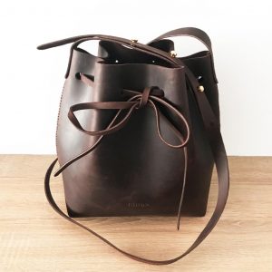 Umhaengetasche Leder Bucket Bag braun. Dunkelbraune Ledertasche Damen crossbody bag handgefertigt, mittelgroß, robust. Schokobraune Tasche aus Leder.