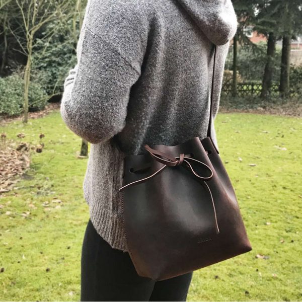 Umhaengetasche Leder Bucket Bag braun. Dunkelbraune Ledertasche Damen crossbody bag handgefertigt, mittelgroß, robust, Geschenkidee für Damen.