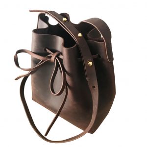 Umhaengetasche Leder Bucket Bag braun vintage. Dunkelbraune Ledertasche Damen crossbody bag handgefertigt, mittelgroß, robust. Schokobraune Tasche aus Leder.