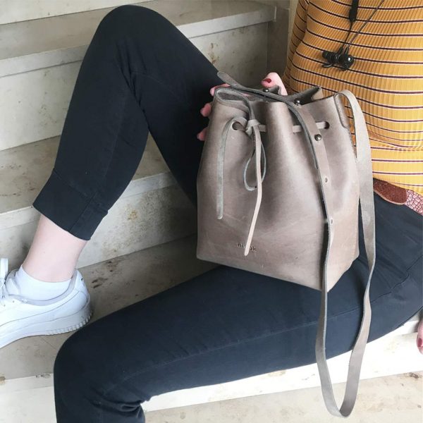 Umhängetasche grau Leder Bucket Bag handgenäht vintage Damen Ledertasche Crossbody schlammgrau mittelgroß