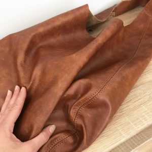 Damentasche in cognac braun vintage mit Aufhellungen. Schultertasche Hobo Bag. Geschenk für Frau.