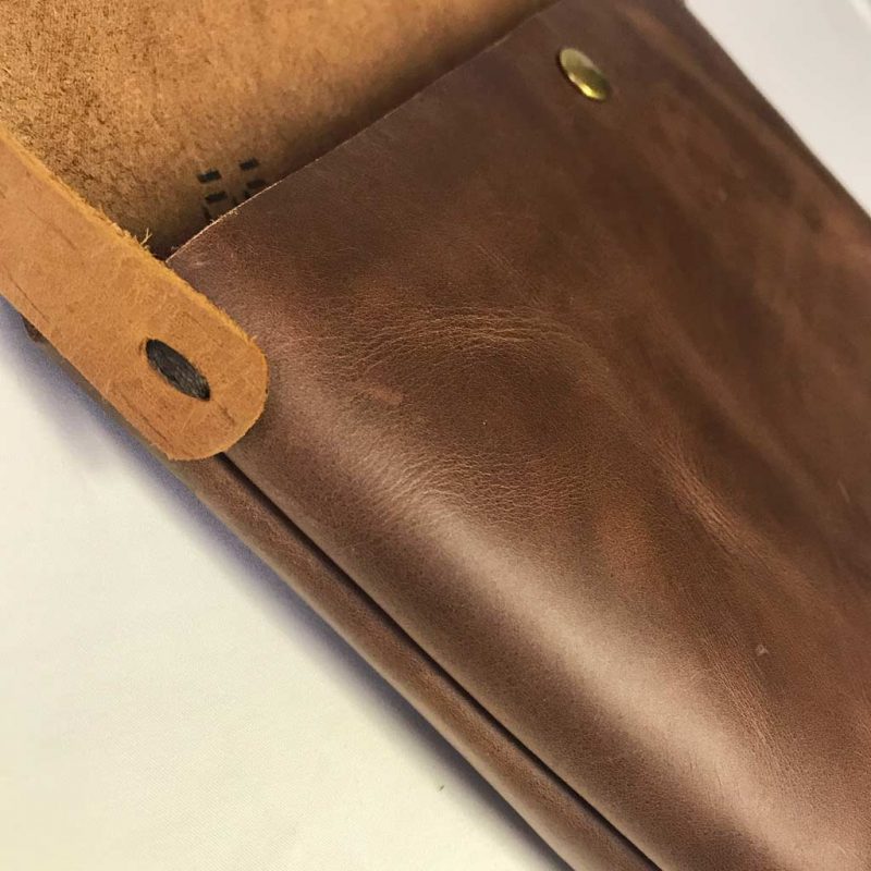 Umhängetasche aus Leder Crossbody bag braun vintage glatt ohne Struktur. Handgefertigte kleine Damen Schultertasche mit Deckel.