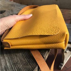 Umhängetasche aus Leder Crossbody bag gelb, warmes sonnengelb mit Narbung / grober Struktur. Handgefertigte kleine Damen Schultertasche mit Deckel.
