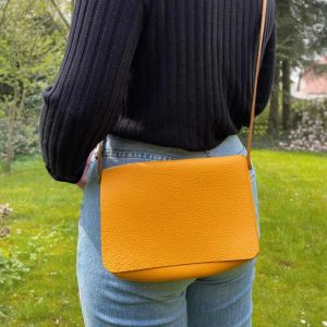 Umhängetasche aus Leder Crossbody bag gelb, warmes sonnengelb mit Narbung / grober Struktur. Handgefertigte kleine Damen Schultertasche mit Deckel.