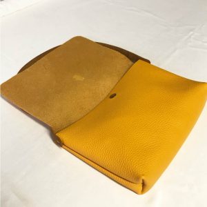 Umhängetasche aus Leder Crossbody bag gelb, warmes sonnengelb mit Narbung / grober Struktur. Handgefertigte kleine Damen Schultertasche mit Deckel.