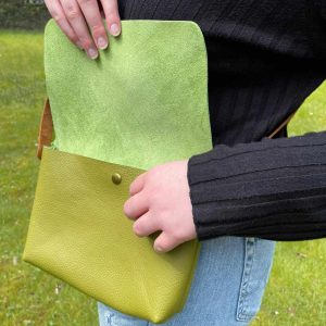 Umhängetasche aus Leder Crossbody bag gruen avocado matt mit Narbung / grober Struktur. Handgefertigte kleine Damen Schultertasche mit Deckel.