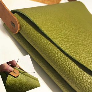 Umhängetasche aus Leder Crossbody bag gruen avocado matt mit Narbung / grober Struktur. Handgefertigte kleine Damen Schultertasche mit Deckel.