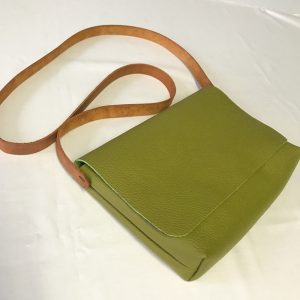 Umhängetasche aus Leder Crossbody bag gruen avocado matt mit Narbung / grober Struktur. Handgefertigte kleine Damen Schultertasche mit Deckel.