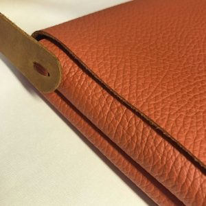 Umhaengetasche Leder Crossbody bag terracotta blutorange matt mit Narbung / grober Struktur. Handgefertigte kleine Schultertasche mit Deckel.