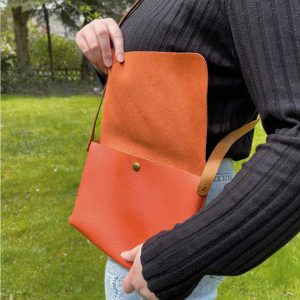 Umhängetasche aus Leder Crossbody bag terracotta blutorange matt mit Narbung / grober Struktur. Handgefertigte kleine Damen Schultertasche mit Deckel.