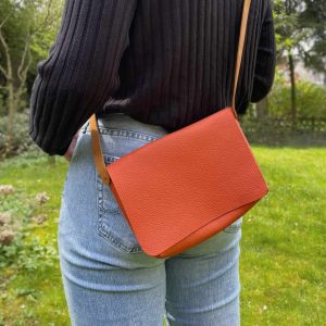 Umhängetasche aus Leder Crossbody bag terracotta blutorange matt mit Narbung / grober Struktur. Handgefertigte kleine Damen Schultertasche mit Deckel.