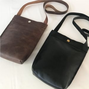 Kleine Umhängetasche schwarz oder braun vintage. Crossbody Ledertasche mit Magnetverschluss. Handgefertigte kleine Tasche.