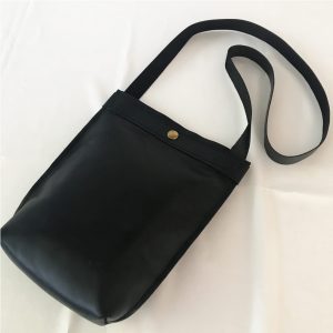 Kleine Umhängetasche schwarz für Damen. Crossbody Ledertasche mit Magnetverschluss. Handgefertigte kleine Tasche.