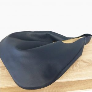 Handgefertigte Ledertasche für Damen in navy blau. Dunkelblaue Schultertasche handgefertigt.