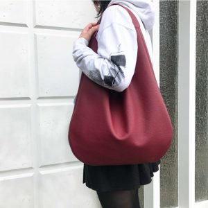Hobo Ledertasche in weinrot aus genarbtem Rindsleder, Damen Schultertasche, groß und minimalistisch.
