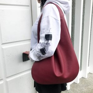 Hobo Ledertasche rot weinrot. Hobo Bag Schultertasche in bordeaux aus genarbtem Rindsleder, handgefertigte große Tasche für jeden tag.