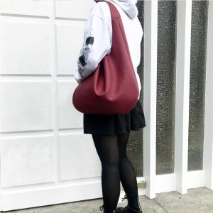 Hobo Ledertasche weinrot gross, minimalistisch. Schultertasche bordeaux rot.