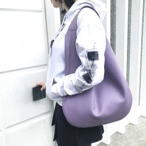 Schultertasche lila flieder Leder Hobo Bag violett. Große Ledertasche mit Henkel und Innenfach. Handgefertigt in Deutschland.
