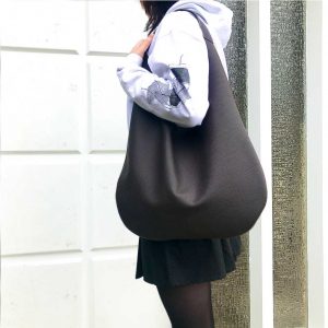 Minimalistische Tasche braun Hobo Bag dunkelbraune Schultertasche für Damen. Große Ledertasche Shopper aus genarbtem Rindsleder. Tasche für jeden Tag.