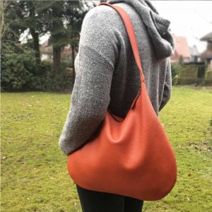 Mittelgroße Ledertasche Hobo Bag in terracotta-mandarin oder Wunschfarbe. Mit Schulterhenkel oder crossbody. Mit Reißverschluss und mit Innenfach. Handgefertigt. Minimalistisch gestaltete Ledertasche.