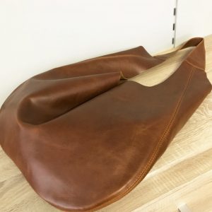 Hobo Bag, Ledertasche für jeden Tag, praktisch, minimalistisch. Große erdnussbraune Tasche für Damen. Schultertasche handgefertigt aus Echtleder optional mit Verschluss.