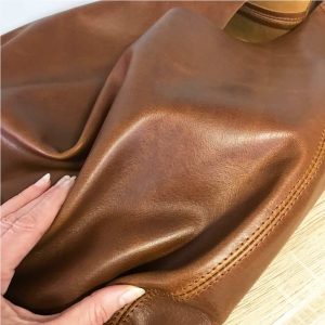 Hobo Bag, Ledertasche für jeden Tag, praktisch, minimalistisch. Große erdnussbraune Tasche für Damen. Schöne leicht speckige Haptik. Schultertasche handgefertigt aus Echtleder optional mit Verschluss.