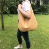 Hobobag Ledertasche in beige sand, große Schultertasche aus robustem, weichen Leder. Henkeltasche mit einem Innenfach, ohne oder mit Verschluss nach Wahl.