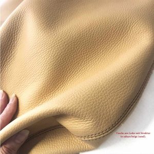 Hobobag Ledertasche in beige sand, große Schultertasche aus robustem, weichen Leder. Henkeltasche mit einem Innenfach, ohne oder mit Verschluss nach Wahl.