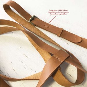 Tragegurt aus Leder für Decke, Yoga Matte, Sport zum Umhängen und transportieren. Trageriemen in Cognac für Strandtuch oder Strandmatte im Urlaub oder Ausflug. Packriemen mit Schultergurt, variabel, verstellbar für Reisen oder zu Hause. Personalisierte Geschenke für Frauen und Männer.