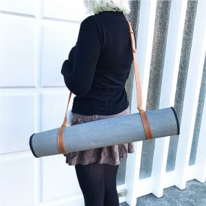 Tragegurt aus Leder für Decke, Yoga Matte, Sport zum Umhängen. Trageriemen in Cognac für Strandtuch oder Strandmatte im Urlaub oder Ausflug. Packriemen mit Schultergurt, variabel, verstellbar für Reisen oder zu Hause.