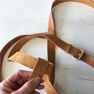 Tragegurt aus Leder für Decke, Yoga Matte, Sport zum Umhängen. Trageriemen in Cognac für Strandtuch oder Strandmatte im Urlaub oder Ausflug. Packriemen mit Schultergurt, variabel, verstellbar für Reisen oder zu Hause.