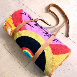 Tragegurt aus Leder für Decke, Yoga Matte, Sport zum Umhängen. Trageriemen in Cognac für Strandtuch oder Strandmatte im Urlaub oder Ausflug. Packriemen mit Schultergurt, variabel, verstellbar für Reisen oder zu Hause.