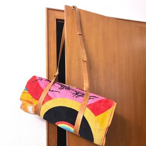 Tragegurt aus Leder für Decke, Yoga Matte, Sport zum Umhängen. Trageriemen in Cognac für Strandtuch oder Strandmatte im Urlaub oder Ausflug. Packriemen mit Schultergurt, variabel, verstellbar für Reisen oder zu Hause.