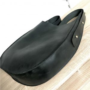 Schwarze crossbody hobo Tasche aus robustem Leder, mittelgroß, mit Magnetverschluss. Längenverstellbarer Riemen auch als Schultertasche. Umhängetasche für Frauen. Minimalistische Hobo Bag Ledertasche fürs Leben und jeden Tag.