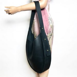 Schwarze crossbody hobo Tasche aus robustem Leder, mittelgroß, mit Magnetverschluss. Längenverstellbarer Riemen auch als Schultertasche. Umhängetasche für Frauen. Minimalistische Hobo Bag Ledertasche fürs Leben und jeden Tag.