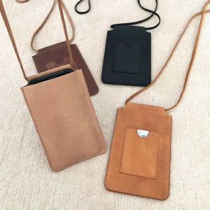 Handytasche zum umhängen aus Leder mit Karten Geld Fach in schwarz, braun, cognac, beige, dunkelblau navy, grau vintage. Minimalistische Handy Ledertasche aus dickem robusten Leder handgefertigt in Deutschland.