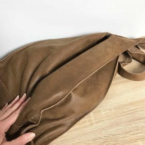 Handtasche vintage Leder braun, Schultertasche mit zwei Henkel, Magnetverschluss und Schlüsselband. Weiche Ledertasche nubuk Haptik, mittelgroße Damen Ledertasche handgefertigt. Tasche für jeden Tag schlicht minimalistisch, robust.