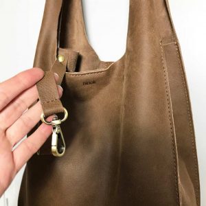 Handtasche vintage Leder braun, Schultertasche mit zwei Henkel, Magnetverschluss und Schlüsselband. Weiche Ledertasche nubuk Haptik, mittelgroße Damen Ledertasche handgefertigt. Tasche für jeden Tag schlicht minimalistisch, robust.