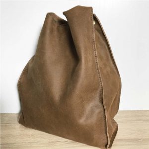 Ledershopper braun vintage, Schultertasche mit zwei langen Henkeln, Magnetverschluss und Schlüsselband. Weiche Ledertasche nubuk Haptik, mittelgroße Damen Ledertasche handgefertigt. Tasche für jeden Tag schlicht minimalistisch, robust.
