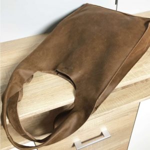Handtasche vintage Leder braun, Schultertasche mit zwei Henkeln, Magnetverschluss und Schlüsselband. Weiche Ledertasche nubuk Haptik, mittelgroße Damen Ledertasche handgefertigt. Tasche für jeden Tag schlicht minimalistisch, robust.