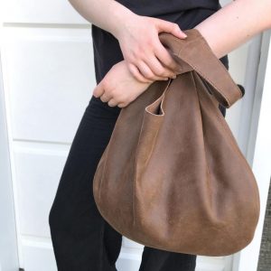 Ledertasche braun vintage Hobo Bag gross mit Henkel. Tasche aus geschliffenen Rindsleder, nubuk weich. Tasche für jeden Tag, Maße mittig 36cm hoch 47cm breit. Die Gesamthöhe inkl. Henkel, auf einem Haken hängend, ist ca. 70cm. Handgefertigte Schultertasche für Damen.