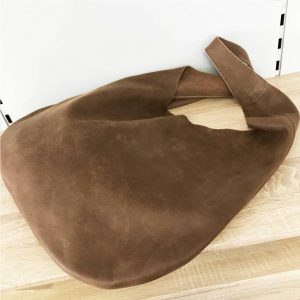 Ledertasche braun vintage Hobo Bag gross mit Henkel. Tasche aus geschliffenen Rindsleder, nubuk weich. Tasche für jeden Tag, Maße mittig 36cm hoch 47cm breit. Die Gesamthöhe inkl. Henkel, auf einem Haken hängend, ist ca. 70cm. Handgefertigte Schultertasche für Damen.