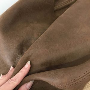 Ledertasche braun vintage Hobo Bag gross mit Henkel. Tasche aus geschliffenen Rindsleder, nubuk weich. Tasche für jeden Tag, Maße mittig 36cm hoch 47cm breit. Die Gesamthöhe inkl. Henkel, auf einem Haken hängend, ist ca. 70cm. Handgefertigte Schultertasche für Damen.