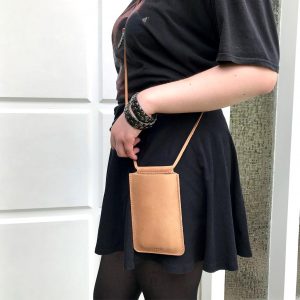 Handytasche zum umhängen aus Leder mit Karten Geld Fach in beige natur vintage. Minimalistische Handy Ledertasche aus dickem robusten Leder handgefertigt in Deutschland.