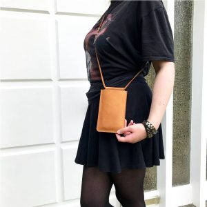 Handytasche zum umhängen aus Leder mit Karten Geld Fach in cognac vintage. Minimalistische Handy Ledertasche aus dickem robusten Leder handgefertigt in Deutschland.