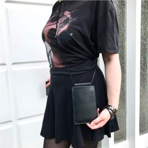 Handytasche zum umhängen aus Leder mit Karten Geld Fach in schwarz mit vintage Charakter. Minimalistische Handy Ledertasche aus dickem robusten Leder handgefertigt in Deutschland.