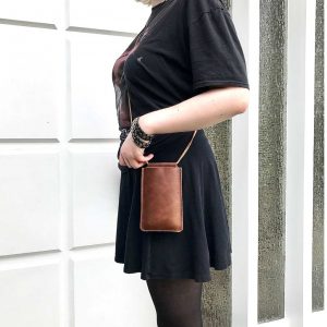 Handytasche zum umhängen aus Leder mit Karten Geld Fach in braun vintage. Minimalistische Handy Ledertasche aus robusten Leder handgefertigt in Deutschland.