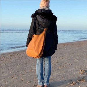 Große Umhängetasche cognac aus dickem Leder handgefertigt. Damentasche mit verstellbarem Riemen, Schhlüsselband und Innenfach. Schultertasche und crossbody Hobo bag mit Druckknopfverschluss. Handgenähte Ledertasche minimalistisch. Tasche für jeden Tag.