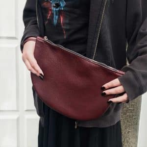 Lederclutch mit Reißverschluss, große Kosmetiktasche, Innentasche bordeaux oxblood, circa 21x31cm. Halbkreisförmige Clutch aus Büffelleder. Passend als herausnehmbare Innentasche für große Hobo Bags, Shopper und Schultertaschen.